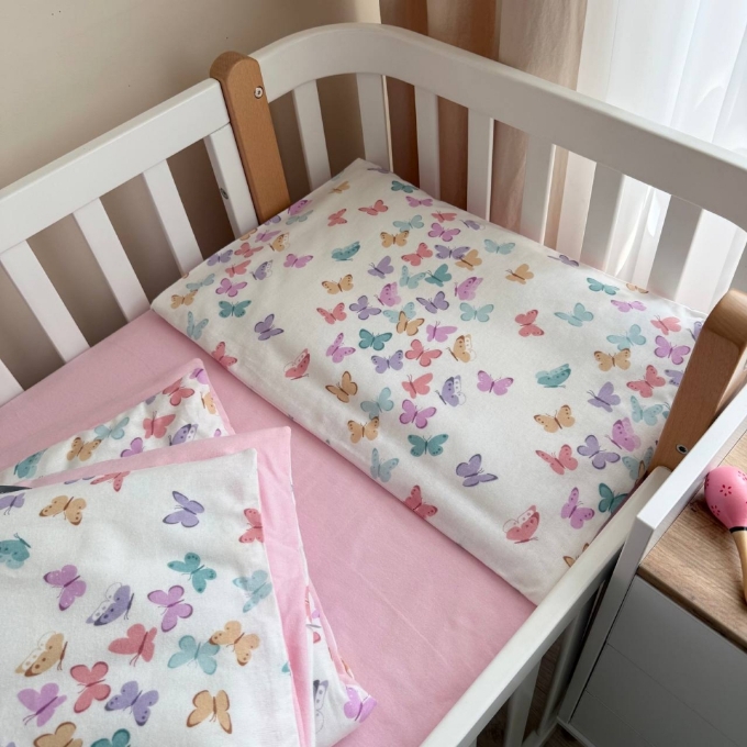 Set lenjerie de schimb pentru patut bebe 3 piese Fluturi roz si menta (4)